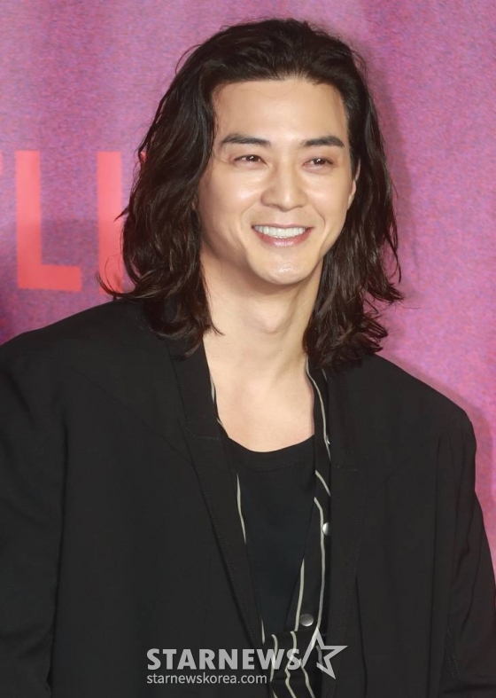 배우 김지훈이 8일 오전 서울 CGV용산아이파크몰에서 진행된 넷플릭스 오리지널 '연애대전'(감독 김정권) 제작발표회에 참석해 포즈를 취하고 있다. 남자에게 병적으로 지기 싫어하는 여자와 여자를 병적으로 의심하는 남자가 전쟁 같은 사랑을 겪으며 치유받는 로맨틱 코미디 '연애대전'은 오는 10일 공개된다. /2023.02.08 /사진=이동훈 기자 photoguy@