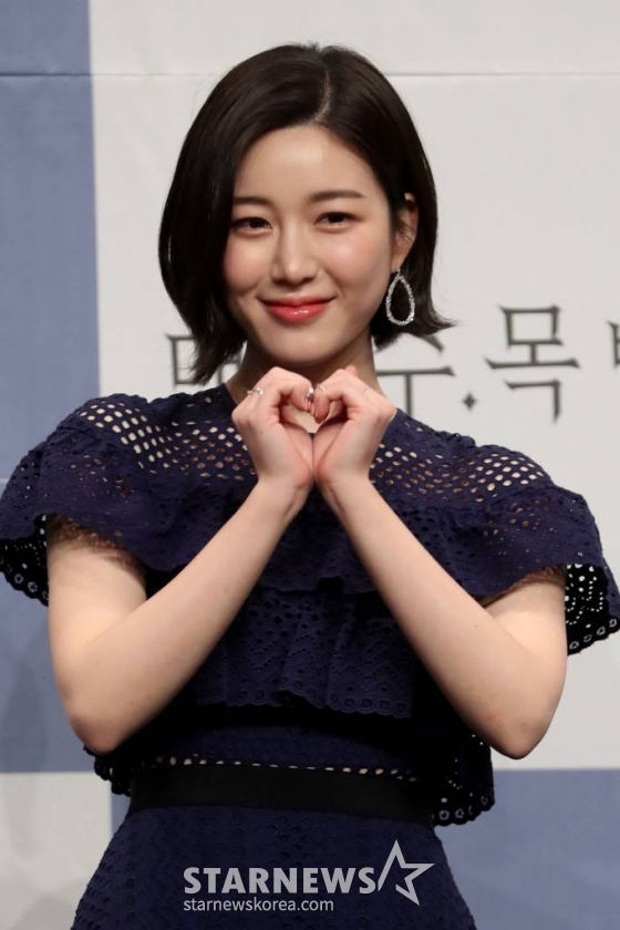 배우 이다인이 18일 오후 서울 구로구 라마다 서울 신도림 그랜드볼룸에서 열린 KBS 2TV 수목드라마 '닥터 프리즈너' 제작발표회에 참석해 포즈를 취하고 있다. 드라마 닥터 프리즈너는 축출된 외과 에이스 의사 나이제가 교도소 의료과장이 된 이후 펼치는 신개념 감옥X메디컬 서스펜스 드라마로 오는 20일 첫 방송된다. /사진=임성균 기자 tjdrbs23@