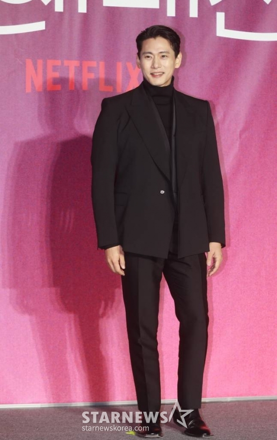 배우 유태오가 8일 오전 서울 CGV용산아이파크몰에서 진행된 넷플릭스 오리지널 '연애대전'(감독 김정권) 제작발표회에 참석해 포즈를 취하고 있다. 남자에게 병적으로 지기 싫어하는 여자와 여자를 병적으로 의심하는 남자가 전쟁 같은 사랑을 겪으며 치유받는 로맨틱 코미디 '연애대전'은 오는 10일 공개된다. /2023.02.08 /사진=이동훈 기자 photoguy@