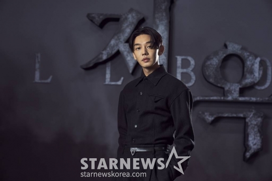 배우 유아인이 16일 오전 온라인으로 진행된 넷플릭스 시리즈 '지옥' 제작발표회에 참석해 포즈를 취하고 있다.  '지옥'은 예고 없이 등장한 지옥의 사자들에게 사람들이 지옥행 선고를 받는 초자연적인 현상이 발생하고, 이 혼란을 틈타 부흥한 종교단체 새진리회와 사건의 실체를 밝히려는 이들이 얽히면서 벌어지는 이야기를 그린 넷플릭스 시리즈다. 오는 19일 공개. / 사진제공 = 넷플릭스 /사진=김창현 기자 chmt@