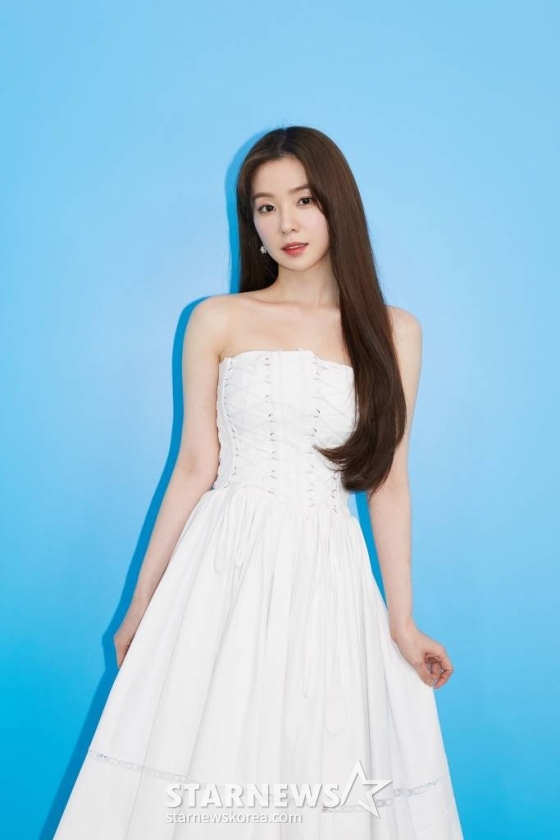 걸그룹 레드벨벳(Red Velvet) 아이린이 21일 오후 온라인 생중계로 진행된 새 미니앨범 'The ReVe Festival 2022 - Feel My Rhythm'(더 리브 페스티벌 2022 - 필 마이 리듬) 발매기념 기자간담회에 앞서 포즈를 취하고 있다. 이번 앨범에는 봄 감성을 자극하는 타이틀 곡 'Feel My Rhythm'을 비롯해 'Rainbow Halo'(레인보우 헤일로), 'Beg For Me'(베그 포 미), 'BAMBOLEO'(밤볼레오), 'Good, Bad, Ugly'(굿, 배드, 어글리), 'In My Dreams'(인 마이 드림스) 등 다채로운 분위기의 6곡이 수록돼 있다. /사진제공=SM엔터테인먼트 2022.03.21 /사진=이동훈 기자 photoguy@