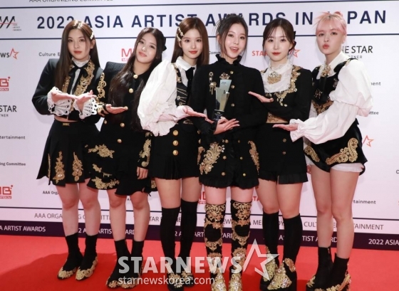 걸그룹 엔믹스가 13일 오후 일본 나고야 니혼가이시홀에서 열린 스타뉴스-미디어보이 주최 '2022 Asia Artist Awards IN JAPAN'(2022 아시아 아티스트 어워즈, 이하 2022 AAA)에서 AAA 이모티브상을 수상한 뒤 포즈를 취하고 있다. 스타뉴스와 미디어보이가 주최하고 Asia Artist Awards 조직위원회와 더스타파트너, 컬쳐 엔터테인먼트가 공동 주관하는 글로벌 NO.1 시상식 '2022 AAA'에는 올 한 해 동안 국내외에서 많은 사랑을 받은 가수, 배우들이 참석해 눈을 뗄 수 없는 화려한 글로벌 축제의 장을 펼친다. 2022.12.13 /사진=이동훈 기자 photoguy@
