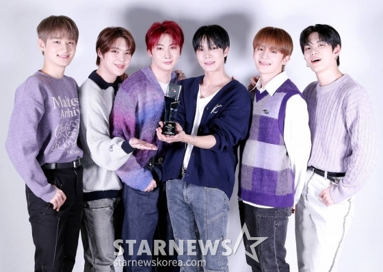 그룹 베리베리(VERIVERY)가 서울 종로구 스타뉴스 사옥에서 진행된 '2022 아시아 아티스트 어워즈 인 재팬'(2022 Asia Artist Awards In Japen, 이하 2022 AAA) 수상 인터뷰에 앞서 포즈를 취하고 있다. 베리베리는 '2022 AAA'에서 AAA 아이콘상을 수상하는 기쁨을 누렸다. 베리베리는 지난해 3월 디지털 싱글 '시리즈 O 라운드0: 후'(SERIES 'O' ROUND 0: WHO), 4월 정규 앨범 시리즈 'O' '라운드3 : 홀'(SERIES 'O' ROUND 0: WHOLE)를 발매했다. 특히 11월 발매된 세 번째 싱글 앨범 '리미나리티 - EP.러브'(Liminality - EP.LOVE)으로 대박을 터트렸다. 타이틀곡 '탭탭'(Tap Tap)은 지상파 음악방송 첫 1위를 기록했다. 발매와 동시에 국내외 음원 사이트 1위를 기록했을 뿐 아니라 미국, 유럽, 아시아를 어우르는 9개국의 아이튠즈 K-POP 차트에서도 톱10에 올랐다. 또 발매 첫 주 약 14만 장이 넘는 초동 판매고를 올리며 자체 신기록을 달성했다. /사진=김창현 기자 chmt@