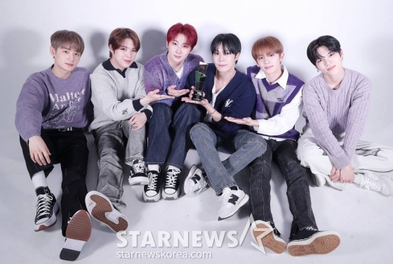 그룹 베리베리(VERIVERY)가 서울 종로구 스타뉴스 사옥에서 진행된 '2022 아시아 아티스트 어워즈 인 재팬'(2022 Asia Artist Awards In Japen, 이하 2022 AAA) 수상 인터뷰에 앞서 포즈를 취하고 있다. 베리베리는 '2022 AAA'에서 AAA 아이콘상을 수상하는 기쁨을 누렸다. 베리베리는 지난해 3월 디지털 싱글 '시리즈 O 라운드0: 후'(SERIES 'O' ROUND 0: WHO), 4월 정규 앨범 시리즈 'O' '라운드3 : 홀'(SERIES 'O' ROUND 0: WHOLE)를 발매했다. 특히 11월 발매된 세 번째 싱글 앨범 '리미나리티 - EP.러브'(Liminality - EP.LOVE)으로 대박을 터트렸다. 타이틀곡 '탭탭'(Tap Tap)은 지상파 음악방송 첫 1위를 기록했다. 발매와 동시에 국내외 음원 사이트 1위를 기록했을 뿐 아니라 미국, 유럽, 아시아를 어우르는 9개국의 아이튠즈 K-POP 차트에서도 톱10에 올랐다. 또 발매 첫 주 약 14만 장이 넘는 초동 판매고를 올리며 자체 신기록을 달성했다. /사진=김창현 기자 chmt@