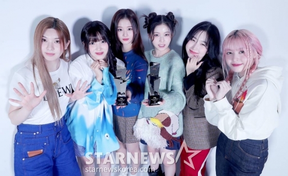 걸그룹 엔믹스(NMIXX)가 서울 종로구 스타뉴스 사옥에서 진행된 '2022 아시아 아티스트 어워즈 인 재팬'(2022 Asia Artist Awards In Japen, 이하 2022 AAA) 수상 인터뷰에 앞서 포즈를 취하고 있다.   /사진=김창현 기자 chmt@