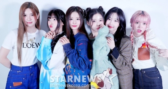걸그룹 엔믹스(NMIXX)가 서울 종로구 스타뉴스 사옥에서 진행된 '2022 아시아 아티스트 어워즈 인 재팬'(2022 Asia Artist Awards In Japen, 이하 2022 AAA) 수상 인터뷰에 앞서 포즈를 취하고 있다. /사진=김창현 기자 chmt@