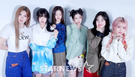 걸그룹 엔믹스(NMIXX)가 서울 종로구 스타뉴스 사옥에서 진행된 '2022 아시아 아티스트 어워즈 인 재팬'(2022 Asia Artist Awards In Japen, 이하 2022 AAA) 수상 인터뷰에 앞서 포즈를 취하고 있다.  /사진=김창현 기자 chmt@