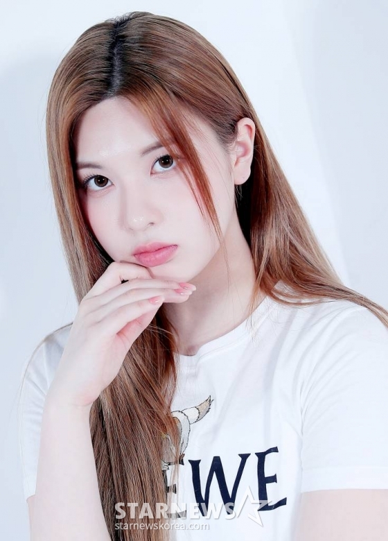 걸그룹 엔믹스(NMIXX) 배이가 서울 종로구 스타뉴스 사옥에서 진행된 '2022 아시아 아티스트 어워즈 인 재팬'(2022 Asia Artist Awards In Japen, 이하 2022 AAA) 수상 인터뷰에 앞서 포즈를 취하고 있다. /사진=김창현 기자 chmt@