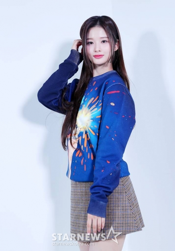 걸그룹 엔믹스(NMIXX) 설윤이 서울 종로구 스타뉴스 사옥에서 진행된 '2022 아시아 아티스트 어워즈 인 재팬'(2022 Asia Artist Awards In Japen, 이하 2022 AAA) 수상 인터뷰에 앞서 포즈를 취하고 있다./사진=김창현 기자 chmt@