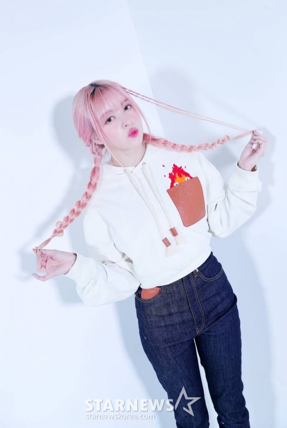 걸그룹 엔믹스(NMIXX)릴리가 서울 종로구 스타뉴스 사옥에서 진행된 '2022 아시아 아티스트 어워즈 인 재팬'(2022 Asia Artist Awards In Japen, 이하 2022 AAA) 수상 인터뷰에 앞서 포즈를 취하고 있다.  /사진=김창현 기자 chmt@