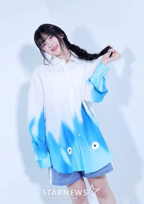 걸그룹 엔믹스(NMIXX) 지우가 서울 종로구 스타뉴스 사옥에서 진행된 '2022 아시아 아티스트 어워즈 인 재팬'(2022 Asia Artist Awards In Japen, 이하 2022 AAA) 수상 인터뷰에 앞서 포즈를 취하고 있다.   /사진=김창현 기자 chmt@