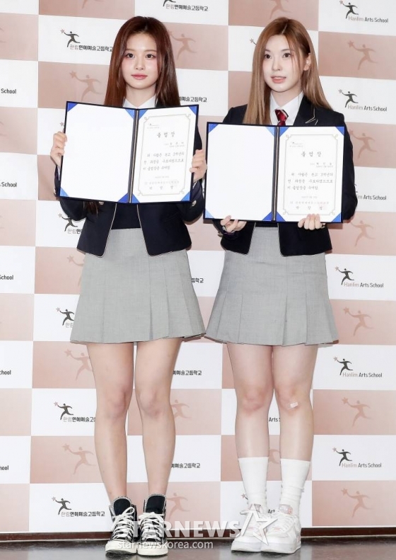 엔믹스 설윤, 배이가 10일 오전 서울 송파구 장지동 한림연예예술고등학고에서 진행된 제12회 졸업식에 참석해 포즈를 취하고 있다. 2023.02.10 /사진=김창현 기자 chmt@