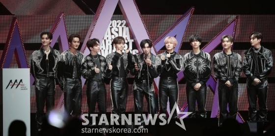 그룹 크래비티가 '2022 Asia Artist Awards IN JAPAN'(2022 아시아 아티스트 어워즈, 이하 2022 AAA)에서 이모티브를 수상한 뒤 소감을 말하고 있다.  /사진=김창현 기자 chmt@