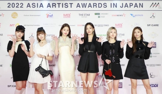 걸그룹 아이브가  '2022 Asia Artist Awards IN JAPAN'(2022 아시아 아티스트 어워즈, 이하 2022 AAA) 레드카펫 행사에 참석해 포즈를 취하고 있다.   /사진=이동훈 기자 photoguy@