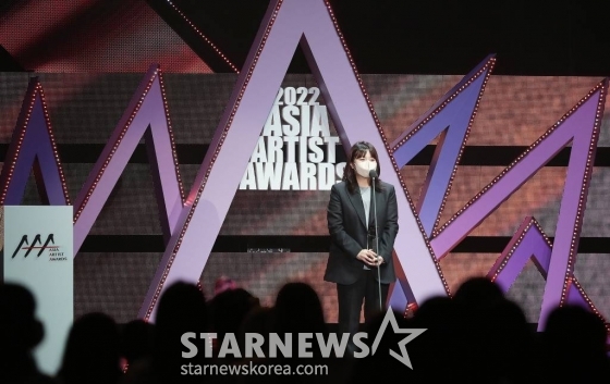 서현주 스타쉽엔터테인먼트 프로듀서가 '2022 Asia Artist Awards IN JAPAN'(2022 아시아 아티스트 어워즈, 이하 2022 AAA)에서 베스트 프로듀서상을 수상한 뒤 소감을 말하고 있다.   /사진=김창현 기자 chmt@