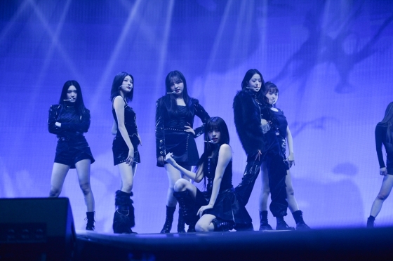 걸그룹 아이브가 첫 팬콘서트 '더 프롬 퀸즈'에서 신곡 '블러 블러드' 무대를 선보이고 있는 모습