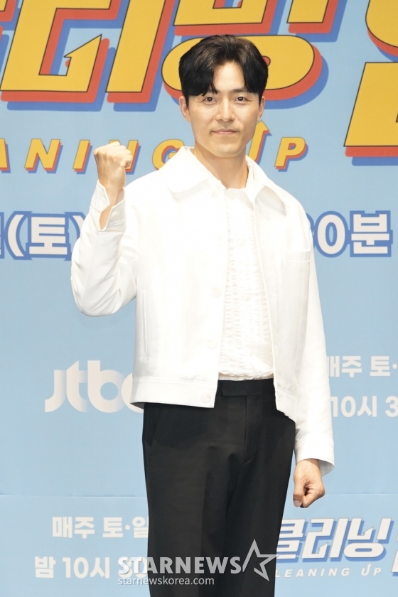 배우 이무생이 2일 오후 온라인 생중계로 진행된 JTBC 새 토일드라마 '클리닝 업' 제작발표회에 참석해 포즈를 취하고 있다. 우연히 듣게 된 내부자거래 정보로 주식 전쟁에 뛰어든 증권사 미화원 언니들의 예측불허 인생 상한가 도전기 '클리닝 업'은 오는 4일 첫 방송된다. /사진제공=JTBC 2022.06.02 /사진=이동훈 기자 photoguy@