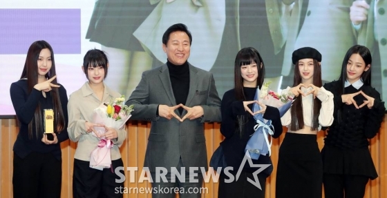 오세훈 서울시장, 걸그룹 뉴진스가 16일 오전 서울 중구 서울시청에서 진행된 '서울특별시 홍보대사 감사패 수여 및 위촉식'에 참석해 포즈를 취하고 있다. 2023.02.16 /사진=김창현 기자 chmt@