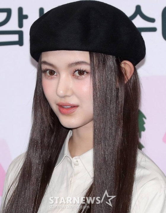 걸그룹 뉴진스 다니엘이 16일 오전 서울 중구 서울시청에서 진행된 '서울특별시 홍보대사 감사패 수여 및 위촉식'에 참석해 포즈를 취하고 있다. 2023.02.16 /사진=김창현 기자 chmt@