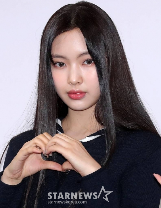 걸그룹 뉴진스 혜인이 16일 오전 서울 중구 서울시청에서 진행된 '서울특별시 홍보대사 감사패 수여 및 위촉식'에 참석해 포즈를 취하고 있다. 2023.02.16 /사진=김창현 기자 chmt@