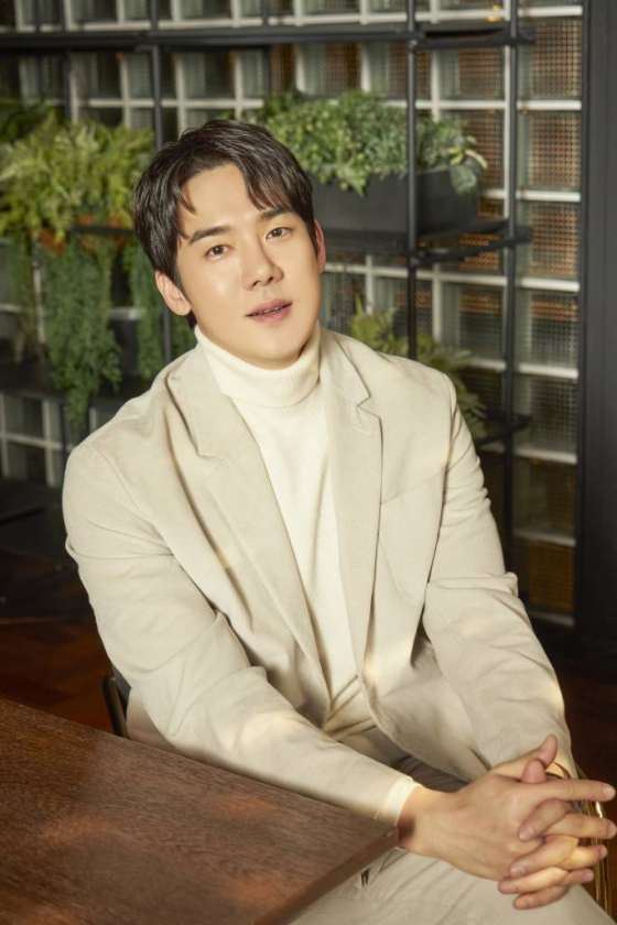 영화 '멍뭉이'(감독 김주환)의 주연배우 유연석이 17일 오전 진행된 인터뷰를 위해 포즈를 취하고 있다. 집사 인생 조기 로그아웃 위기에 처한 '민수'와 인생 자체가 위기인 '진국', 두 형제가 사랑하는 반려견 '루니'의 완벽한 집사를 찾기 위해 면접을 시작하고, 뜻밖의 '견'명적인 만남을 이어가는 영화 '멍뭉이'는 3월 1일 개봉한다. /2023.02.17 /사진=이동훈 기자 photoguy@