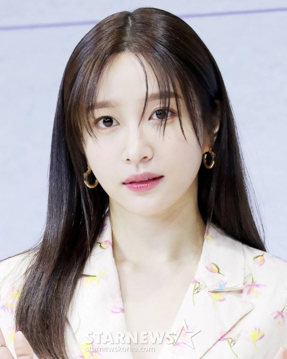배우 안희연이 21일 오전 서울 종로구 JW 메리어트 동대문 스퀘어 서울에서 진행된 디즈니+ 오리지널 시리즈 '사랑이라 말해요' 제작발표회에 참석해 포즈를 취하고 있다.  '사랑이라 말해요'는 복수에 호기롭게 뛰어든 여자 우주와 복수의 대상이 된 남자 동진, 만나지 말았어야 할 두 남녀의 감성 로맨스로 오는 22일 디즈니+에서 공개된다. 2023.02.21 /사진=김창현 기자 chmt@