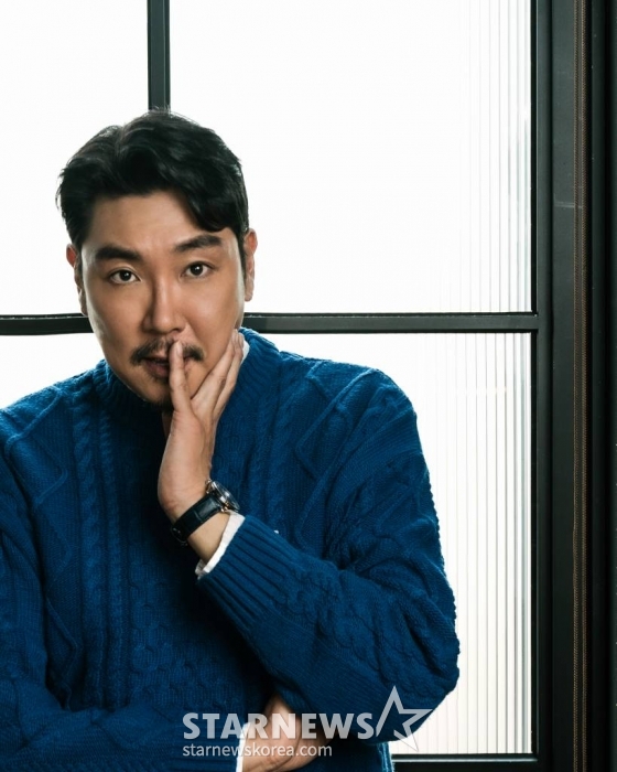 영화 '대외비'(감독 이원태)의 주연배우 조진웅이 23일 진행된 인터뷰를 위해 포즈를 취하고 있다. 1992년 부산, 만년 국회의원 후보 해웅과 정치판의 숨은 실세 순태, 행동파 조폭 필도가 대한민국을 뒤흔들 비밀 문서를 손에 쥐고 판을 뒤집기 위한 치열한 쟁탈전을 벌이는 범죄드라마 '대외비'는 3월 1일 개봉한다. /사진제공=플러스엠엔터테인먼트 2023.02.23 /사진=이동훈 기자 photoguy@
