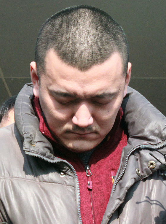 = '용인 일가족 살인사건' 피의자 김성관씨(34)가 15일 오후 경기도 용인시 용인동부경찰서에서 현장검증을 하기 위해 나서고 있다. 김씨는 지난해 친모와 계부, 이부동생 등 3명을 살해한 뒤 뉴질랜드로 달아난 혐의를 받고 있다. 2018.1.15/뉴스1