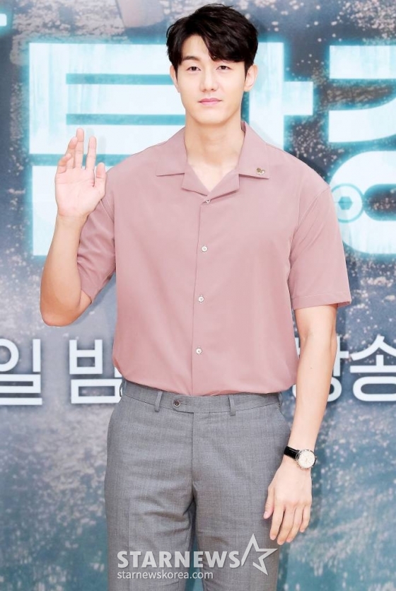 배우 이기우가 16일 오후 서울 양천구 목동 SBS사옥에서 열린 수목드라마 '닥터탐정' 제작발표회에 참석해 포즈를 취하고 있다. '닥터탐정'은 산업현장의 사회 부조리를 통쾌하게 해결하는 닥터 탐정들의 활약을 담은 수사극이다. 오는 17일 첫 방송. /사진=김창현 기자 chmt@