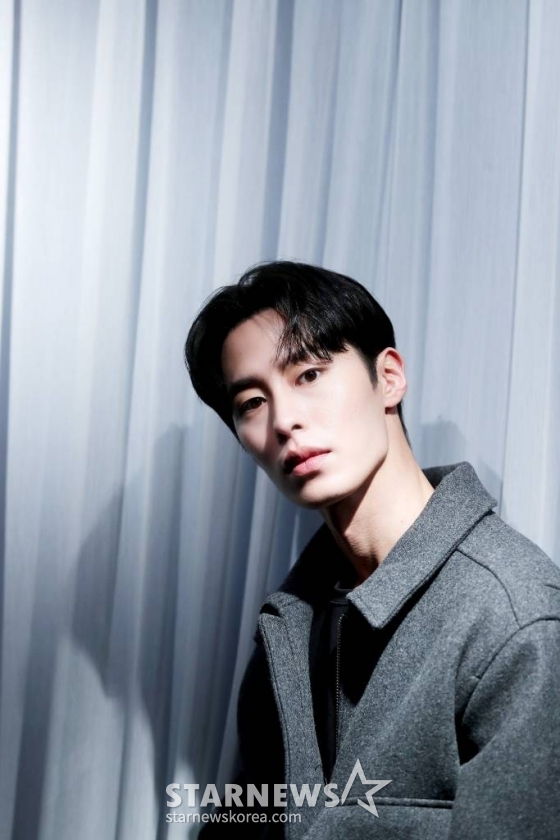 배우 이재욱이 최근 서울 종로구 서린동 스타뉴스 사옥에서 진행된 '2022 아시아 아티스트 어워즈 인 재팬'(2022 Asia Artist Awards IN JAPAN,이하 2022 AAA) 수상 인터뷰에 앞서 포즈를 취하고 있다. 이재욱은 지난해 tvN 드라마 '환혼', '환혼: 빛과 그림자'에서 장욱 역으로 열연했다. 이에 힘입어 그는 지난해 12월 일본 나고야에서 개최된 '2022 AAA에서 베스트 액터상을 수상했다. /사진=김창현 기자 chmt@