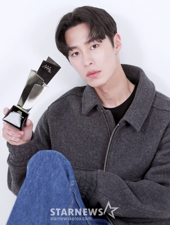 배우 이재욱이 최근 서울 종로구 서린동 스타뉴스 사옥에서 진행된 '2022 아시아 아티스트 어워즈 인 재팬'(2022 Asia Artist Awards IN JAPAN,이하 2022 AAA) 수상 인터뷰에 앞서 포즈를 취하고 있다. 이재욱은 지난해 tvN 드라마 '환혼', '환혼: 빛과 그림자'에서 장욱 역으로 열연했다. 이에 힘입어 그는 지난해 12월 일본 나고야에서 개최된 '2022 AAA'에서 베스트 액터상을 수상했다. /사진=김창현 기자 chmt@