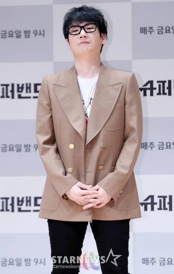 밴드 넬 김종완이 11일 오전 서울 마포구 상암 JTBC에서 진행된 예능프로그램 '슈퍼밴드' 제작발표회에 참석해 포즈를 취하고 있다. /사진=김휘선 기자 hwijpg@