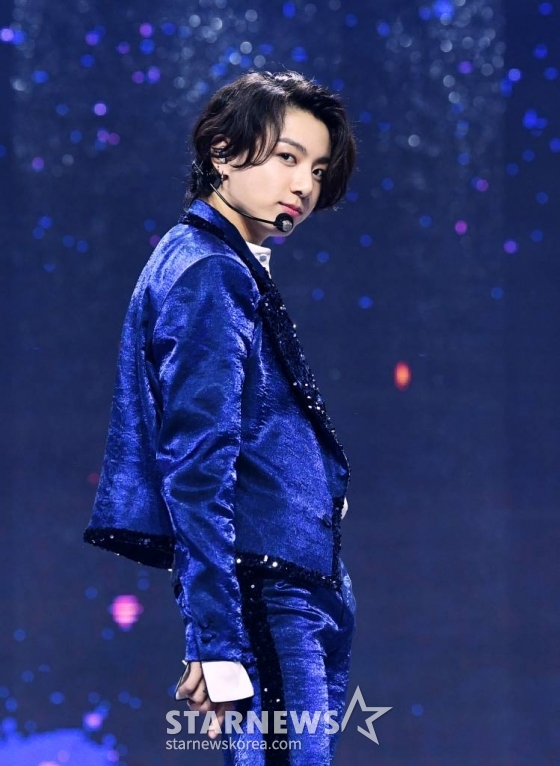그룹 방탄소년단(BTS) 멤버 정국이 5일 온라인으로 진행된 멜론뮤직어워드 2020(MMA 2020)에서 무대를 펼치고 있다.