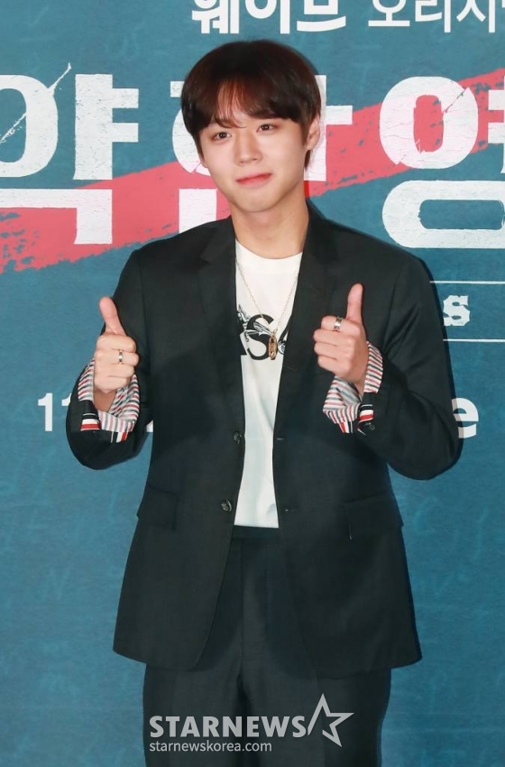배우 박지훈이 16일 오후 서울 CGV용산아이파크몰에서 진행된 웨이브 오리지널 '약한영웅 Class 1' 시사간담회에 참석해 포즈를 취하고 있다. 상위 1% 모범생 연시은이 처음으로 친구가 된 수호, 범석과 함께 수많은 폭력에 맞서나가는 과정을 그린 약한 소년의 강한 액션 성장 드라마 '약한영웅 Class 1'은 오는 18일 공개된다. /2022.11.16 /사진=이동훈 기자 photoguy@