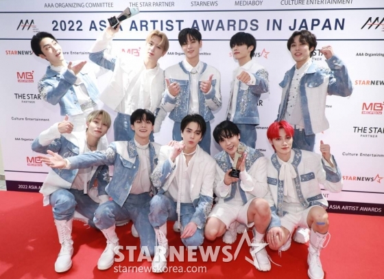 그룹 더보이즈가 13일 오후 일본 나고야 니혼가이시홀에서 열린 스타뉴스-미디어보이 주최 '2022 Asia Artist Awards IN JAPAN'(2022 아시아 아티스트 어워즈, 이하 2022 AAA)에서 AAA 베스트 아티스트상을 수상한 뒤 포즈를 취하고 있다. 스타뉴스와 미디어보이가 주최하고 Asia Artist Awards 조직위원회와 더스타파트너, 컬쳐 엔터테인먼트가 공동 주관하는 글로벌 NO.1 시상식 '2022 AAA'에는 올 한 해 동안 국내외에서 많은 사랑을 받은 가수, 배우들이 참석해 눈을 뗄 수 없는 화려한 글로벌 축제의 장을 펼친다. 2022.12.13 /사진=이동훈 기자 photoguy@