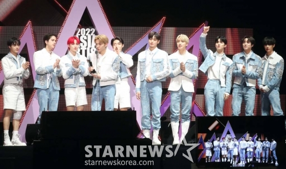 그룹 더보이즈가 13일 오후 일본 나고야 니혼가이시홀에서 열린 스타뉴스-미디어보이 주최 '2022 Asia Artist Awards IN JAPAN'(2022 아시아 아티스트 어워즈, 이하 2022 AAA)에서 AAA 베스트아티스트상을 수상하고 소감을 말하고 있다. 스타뉴스와 미디어보이가 주최하고 Asia Artist Awards 조직위원회와 더스타파트너, 컬쳐 엔터테인먼트가 공동 주관하는 글로벌 NO.1 시상식 '2022 AAA'에는 올 한 해 동안 국내외에서 많은 사랑을 받은 가수, 배우들이 참석해 눈을 뗄 수 없는 화려한 글로벌 축제의 장을 펼친다. 2022.12.13 /사진=임성균 기자 tjdrbs23@