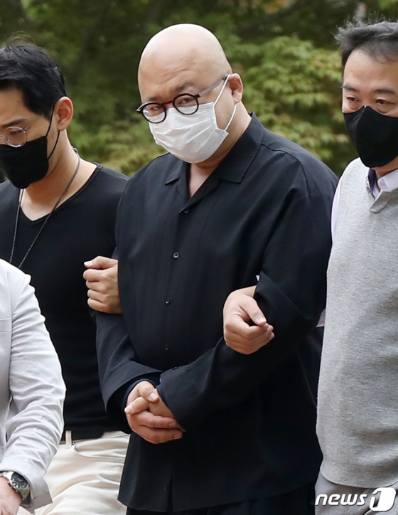 (서울=뉴스1) 민경석 기자 = 필로폰 투약 혐의를 받는 작곡가 겸 가수 돈 스파이크(45·본명 김민수)가 28일 오전 서울 도봉구 서울북부지방법원에서 열린 영장실질심사에 출석하고 있다. 경찰은 지난 26일 오후 서울 강남의 한 호텔에서 돈 스파이크를 체포했다. 검거 당시 돈 스파이크가 소지하고 있던 필로폰 양은 30g인 것으로 전해졌다. 통상 1회 투약량이 0.03g인 것을 고려했을 때, 이는 약 1000회분에 해당한다. 2022.9.28/뉴스1 Copyright (C) 뉴스1. All rights reserved. 무단 전재 및 재배포 금지.