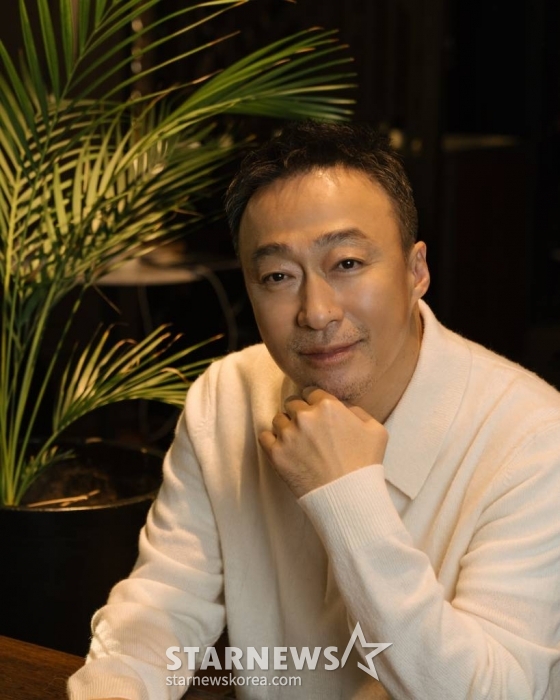 영화 '대외비'(감독 이원태)의 주연배우 이성민이 27일 진행된 라운드 인터뷰를 위해 포즈를 취하고 있다.   1992년 부산, 만년 국회의원 후보 해웅과 정치판의 숨은 실세 순태, 행동파 조폭 필도가 대한민국을 뒤흔들 비밀 문서를 손에 쥐고 판을 뒤집기 위한 치열한 쟁탈전을 벌이는 범죄드라마 '대외비'는 3월 1일 개봉한다. /사진제공=플러스엠엔터테인먼트 2023.02.27 /사진=이동훈 기자 photoguy@