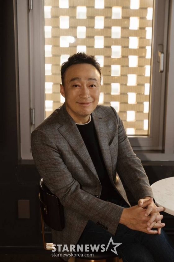 영화 '대외비'(감독 이원태)의 주연배우 이성민이 27일 진행된 라운드 인터뷰를 위해 포즈를 취하고 있다.   1992년 부산, 만년 국회의원 후보 해웅과 정치판의 숨은 실세 순태, 행동파 조폭 필도가 대한민국을 뒤흔들 비밀 문서를 손에 쥐고 판을 뒤집기 위한 치열한 쟁탈전을 벌이는 범죄드라마 '대외비'는 3월 1일 개봉한다. /사진제공=플러스엠엔터테인먼트 2023.02.27 /사진=이동훈 기자 photoguy@