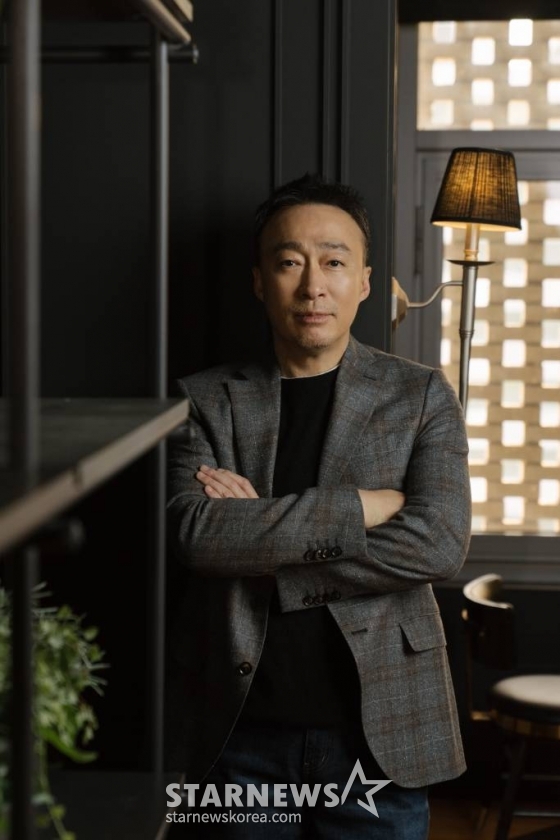영화 '대외비'(감독 이원태)의 주연배우 이성민이 27일 진행된 라운드 인터뷰를 위해 포즈를 취하고 있다.   1992년 부산, 만년 국회의원 후보 해웅과 정치판의 숨은 실세 순태, 행동파 조폭 필도가 대한민국을 뒤흔들 비밀 문서를 손에 쥐고 판을 뒤집기 위한 치열한 쟁탈전을 벌이는 범죄드라마 '대외비'는 3월 1일 개봉한다. /사진제공=플러스엠엔터테인먼트 2023.02.27 /사진=이동훈 기자 photoguy@