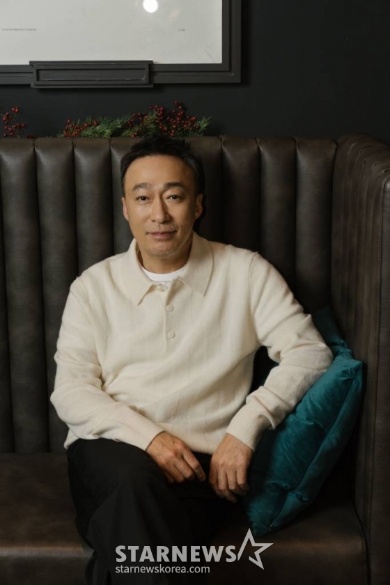 영화 '대외비'(감독 이원태)의 주연배우 이성민이 27일 진행된 라운드 인터뷰를 위해 포즈를 취하고 있다.   1992년 부산, 만년 국회의원 후보 해웅과 정치판의 숨은 실세 순태, 행동파 조폭 필도가 대한민국을 뒤흔들 비밀 문서를 손에 쥐고 판을 뒤집기 위한 치열한 쟁탈전을 벌이는 범죄드라마 '대외비'는 3월 1일 개봉한다. /사진제공=플러스엠엔터테인먼트 2023.02.27 /사진=이동훈 기자 photoguy@