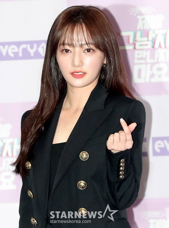 배우 송하윤이 10일 오후 서울 마포구 상암동 MBC 사옥에서 진행된 MBC 에브리원 새 드라마 '제발 그 남자 만나지 마요' 제작발표회에 참석해 포즈를 취하고 있다. '제발 그 남자 만나지 마요'는 '만나선 안 될 남자'를 가려낼 청진기를 갖게 된 여자들의 절대 공감 스릴 만점 러브 코미디로 오늘(10일) 첫 방송된다. /사진=김창현 기자 chmt@