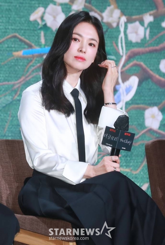 배우 송혜교가 20일 오전 서울 JW 메리어트 동대문 호텔에서 진행된 넷플릭스 오리지널 시리즈 '더 글로리' 제작발표회에 참석해 시작을 기다리고 있다.  유년 시절 폭력으로 영혼까지 부서진 한 여자가 온 생을 걸어 치밀하게 준비한 처절한 복수와 그 소용돌이에 빠져드는 이들의 이야기를 그린 '더 글로리'는 오는 30일 공개된다. /2022.12.20 /사진=이동훈 기자 photoguy@