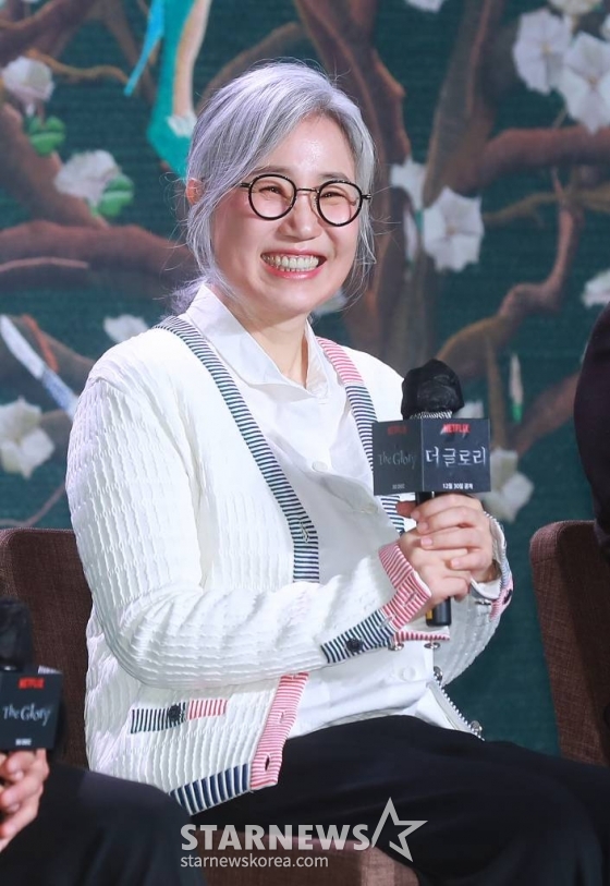 김은숙 작가가 20일 오전 서울 JW 메리어트 동대문 호텔에서 진행된 넷플릭스 오리지널 시리즈 '더 글로리' 제작발표회에 참석해 질문에 답하고 있다.  유년 시절 폭력으로 영혼까지 부서진 한 여자가 온 생을 걸어 치밀하게 준비한 처절한 복수와 그 소용돌이에 빠져드는 이들의 이야기를 그린 '더 글로리'는 오는 30일 공개된다. /2022.12.20 /사진=이동훈 기자 photoguy@