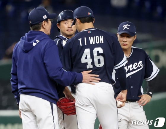 이강철(맨 왼쪽) 대표팀 감독이 지난 13일 중국전에서 마운드에 올라 투수 원태인 등과 이야기를 하고 있다. /사진=뉴스1