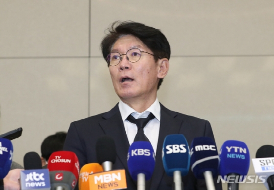 이강철 대표팀 감독이 14일 귀국해 취재진의 질문에 답변하고 있다. /사진=뉴시스