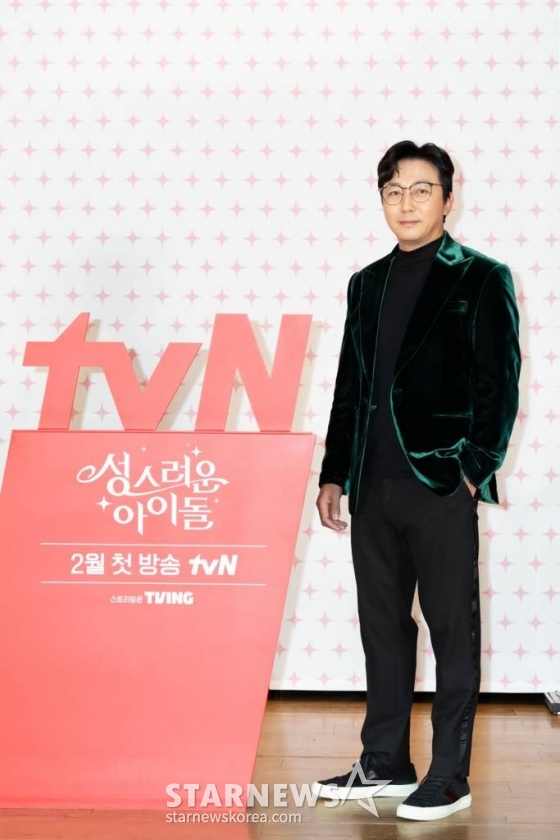 방송인 탁재훈이 8일 오후 온라인으로 진행된 tvN 수목드라마 '성스러운 아이돌' 제작발표회에 참석해 포즈를 취하고 있다. '성스러운 아이돌'은하루아침에 대한민국 무명 아이돌이 된, 이 세계(우리가 살고 있는 세계와는 다른 세계) 대신관 램브러리의 성스럽고 망측한 연예계 적응기를 그린다. 동명의 인기 웹소설을 원작으로 한다. /사진제공 = tvN /사진=김창현 기자 chmt@