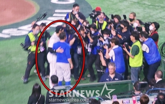 오타니와 데이비드 플레처(빨간색 원)가 16일 일본과 이탈리아의 8강전이 끝나고 인사를 나눈 뒤 카메라 앞에서 포즈를 취하고 있다. /사진=김우종 기자