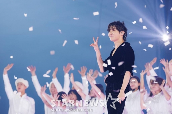 BTS 제이홉이 30일 일본 교세라 돔 오사카에서 열린 '2022 MAMA AWARDS'에서 축하공연을 펼치고 있다. /사진제공=CJENM 2022.11.30 /사진=이동훈 기자 photoguy@