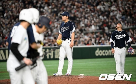 2023 WBC 일본전에 등판한 김윤식(가운데).